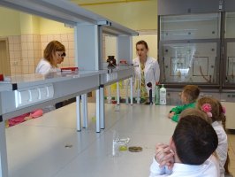 Zajęcia dla przedszkolaków prowadzone przez studentki kierunku Farmacja z organizacji 