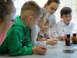 Zajęcia dla przedszkolaków prowadzone przez studentki kierunku Farmacja z organizacji 