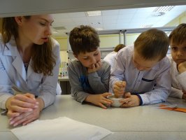 Zajęcia dla przedszkolaków prowadzone przez studentki kierunku Farmacja z organizacji 