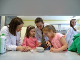 Zajęcia dla przedszkolaków prowadzone przez studentki kierunku Farmacja z organizacji 