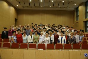 Blisko 100 seniorów otrzymało dyplomy z okazji ukończenia Uniwersytetu Zdrowego Seniora i Uniwersytetu Profilaktyki Psychogeriatrycznej.