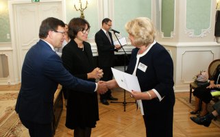 Absolwenci AMB Rocznik 1968 odebrali Złote Dyplomy