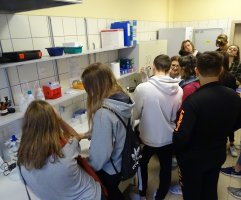 Młodzież z I LO w Białymstoku wraz z uczniami ze szkół partnerskich z Grecji i Włoch w Samodzielnej Pracowni Leków