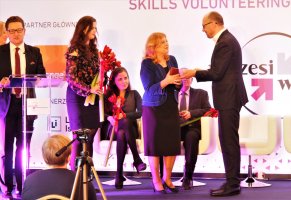 Prof. dr hab. Elżbieta Krajewska-Kułak z tytułem 