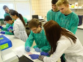 Uczniowie z LO w Wydminach - warsztaty w Zakładzie Chemii Leków 