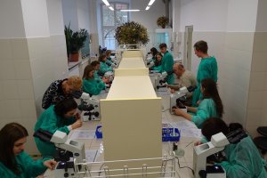 Pachnące laboratorium - warsztaty w Zakładzie Farmakognozji - III LO w Białymstoku 