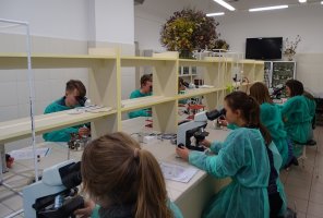 Pachnące laboratorium - warsztaty w Zakładzie Farmakognozji - III LO w Białymstoku 