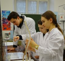 Uczniowie z II LO w Białymstoku podczas warsztatów w Zakładzie Syntezy i Technologii Środków Leczniczych