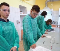 Uczniowie z II LO w Białymstoku podczas warsztatów w Zakładzie Chemii Organicznej.