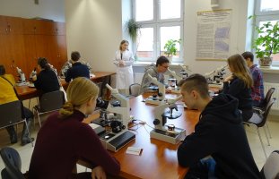 Uczniowie z II LO w Białymstoku podczas warsztatów w Zakładzie Histologii i Cytofizjologii.