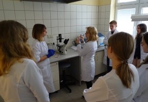 Uczniowie z Akademickiego Medycznego Liceum Ogólnokształcącego w Białymstoku podczas warsztatów naukowych w Zakładzie  Analizy i Bioanalizy Leków