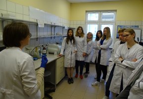 Uczniowie z Akademickiego Medycznego Liceum Ogólnokształcącego w Białymstoku podczas warsztatów naukowych w Zakładzie  Analizy i Bioanalizy Leków