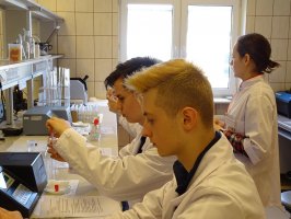 Uczniowie z Akademickiego Medycznego Liceum Ogólnokształcącego w Białymstoku podczas warsztatów naukowych w Zakładzie  Analizy Instrumentalnej