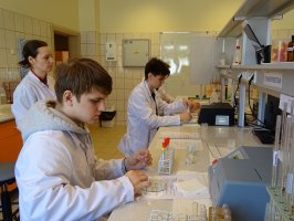 Uczniowie z Akademickiego Medycznego Liceum Ogólnokształcącego w Białymstoku podczas warsztatów naukowych w Zakładzie  Analizy Instrumentalnej