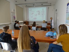 Uczniowie ze Społecznej Szkoły Podstawowej nr 2 w Białymstoku w Zakładzie Histologii i Cytofizjologii 
