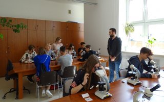 Uczniowie ze Społecznej Szkoły Podstawowej nr 2 w Białymstoku w Zakładzie Histologii i Cytofizjologii 