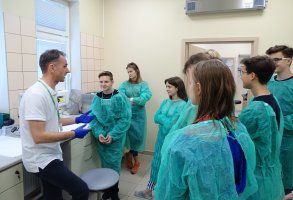 Uczniowie ze Społecznej Szkoły Podstawowej nr 2 w Białymstoku w Zakładzie Chemii Leków