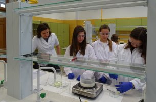 Uczniowie z XIV LO w Białymstoku - warsztaty w Samodzielnej Pracowni Biotechnologii - Studiuj w UMB