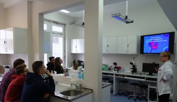 Uczniowie z I LO w Białymstoku - warsztaty w Zakładzie Immunologii- Studiuj w UMB 