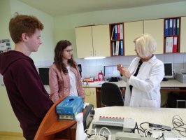 Uczniowie z I LO w Białymstoku - warsztaty w Zakładzie Laboratoryjnej Diagnostyki Pediatrycznej - Studiuj w UMB 