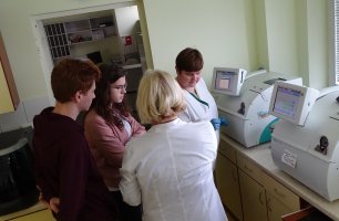 Uczniowie z I LO w Białymstoku - warsztaty w Zakładzie Laboratoryjnej Diagnostyki Pediatrycznej - Studiuj w UMB 