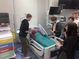 Centrum Symulacji Medycznej UMB odwiedzili licealiści z Olecka