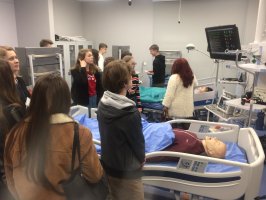 Centrum Symulacji Medycznej UMB odwiedzili licealiści z Olecka