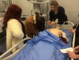 Centrum Symulacji Medycznej UMB odwiedzili licealiści z Olecka