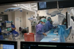 For the first time in Poland, surgeons from the Department of Vascular Surgery and Transplantation of MUB have implanted a new type of stent-graft