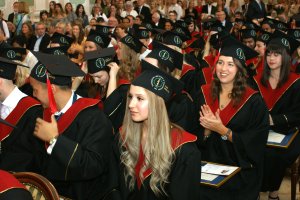 Studenci English Division odebrali dyplomy