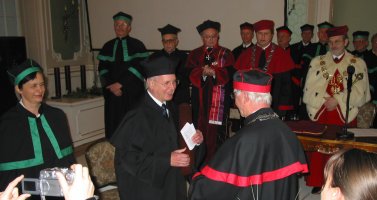 Uroczystość nadania tytułu Doctor Honoris Causa UMB (12 grudzień 2003 r. ) W pierwszym rzędzie od lewej stoją recenzenci przewodu doktorskiego: prof. Włodzimierz Buczko, prof. Edmund Przegaliński oraz prof. Zbigniew Herman. 


