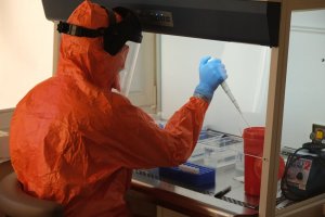 Ruszyło laboratorium UMB, które bada próbki pod kątem obecności koronawirusa