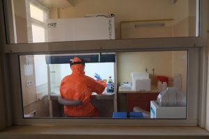 Ruszyło laboratorium UMB, które bada próbki pod kątem obecności koronawirusa