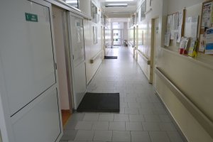 Mata dezynfekcyjna przed drzwiami do sali chorych oznacza, że w jej wnętrzu znajduje się zakażony pacjent, fot. Wojciech Więcko
