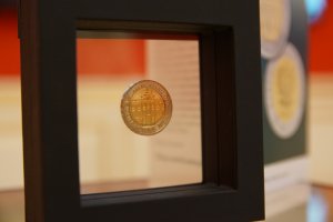 Razem dla dziedzictwa. NBP i UMB zaprezentowały monetę z wizerunkiem Pałacu Branickich, oraz pokazały Aula Nobilium poświęconą Absolwentom UMB