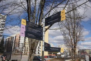 Drogowskaz informacyjny przy Collegium Pathologicum od ulicy Waszyngtona