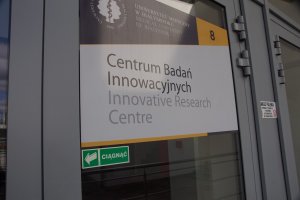 Tablica informacyjna Centrum Badań Innowacyjnych 