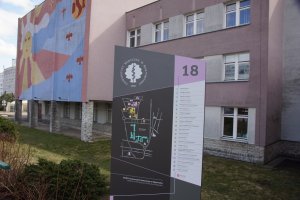 Pylon informacyjny przy Dziecięcym Uniwersyteckim Szpitalu Klinicznym wejście od ul. Szpitalnej