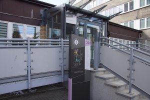 Pylon informacyjny przy Domu Studenta nr 2