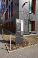 Pylon przy Centrum Dydaktyczno-Naukowym Wydziału Nauk o Zdrowiu