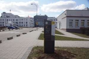 Pylon informacyjny, wjazd do USK od strony ulicy M. Skłodowskiej-Cuire