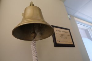 Dzwon Zwycięzcy zabrzmiał w Klinice Onkologii i Hematologii Dziecięcej UMB