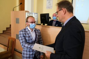 Rektor UMB wręcza gratulacje Konradowi Trzcińskiemu