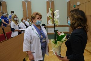 Irena Turek, 50 lat i 4 miesiące stażu w szpitalu USK (z lewej), kwiaty wręcza dr Barbara Bebko, pielęgniarka naczelna USK, fot. Wojciech Więcko
