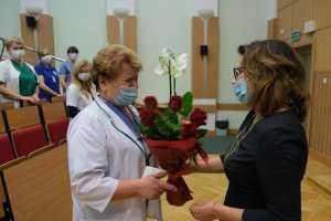 Irena Turek, 50 lat i 4 miesiące stażu w szpitalu USK (z lewej), kwiaty wręcza dr Barbara Bebko, pielęgniarka naczelna USK, fot. Wojciech Więcko