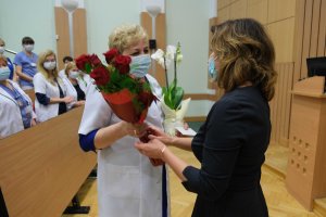 Teresa Sawicka, przepracowała w USK ponad 43 lat, w tym prawie 20 jako oddziałowa Bloku Operacyjnego (z lewej), kwiaty wręcza dr Barbara Bebko, pielęgniarka naczelna USK, fot. Wojciech Więcko