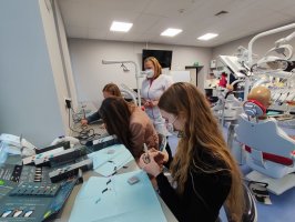 Warsztaty stomatologiczne w ramach Projektu Biologia i Chemia po akademicku odbyły się w Centrum Symulacji Medycznych