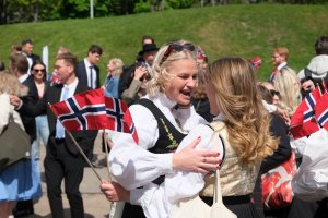 Przemarsz norweskich studentów UMB z okazji Święta Niepodległości Norwegii