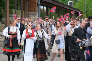 Przemarsz norweskich studentów UMB z okazji Święta Niepodległości Norwegii