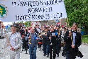 Przemarsz norweskich studentów UMB z okazji Święta Niepodległości Norwegii